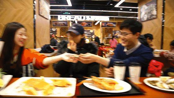 在超市里吃海鲜,在超市里面吃饭吃海鲜