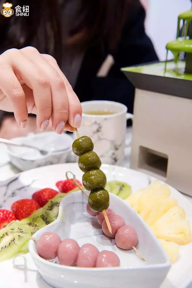 别等下课了，现在就带你去吃抹茶火锅