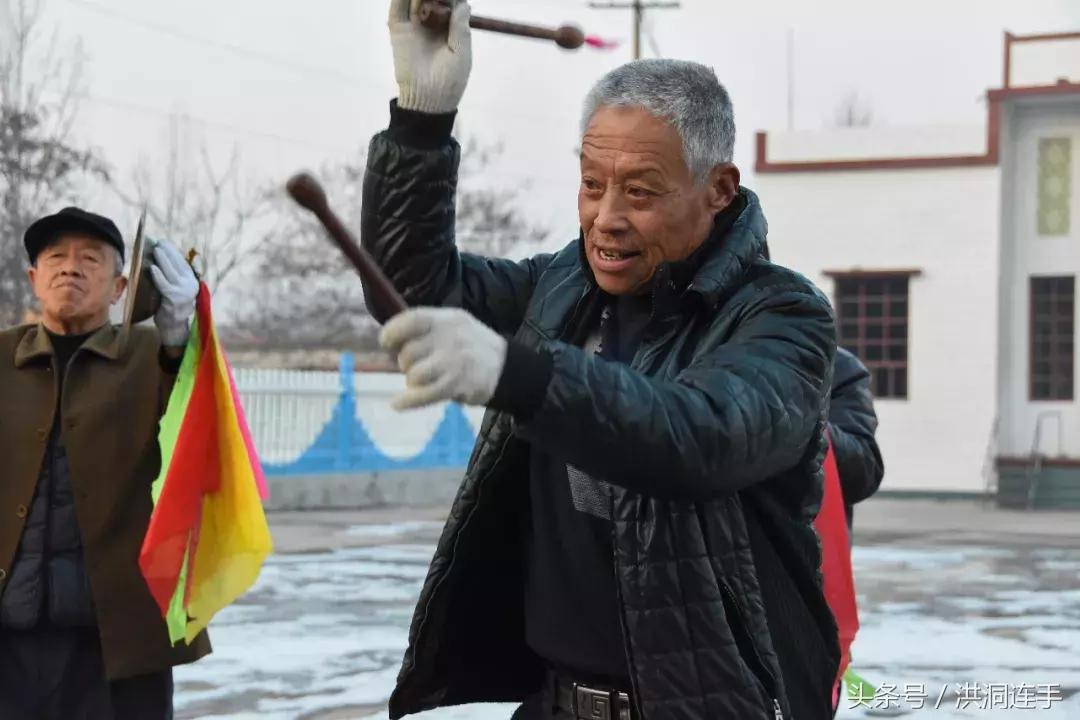 洪洞樊村这群老汉儿真乐哉，威风锣鼓敲得就是美！
