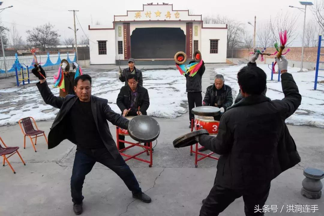 洪洞樊村这群老汉儿真乐哉，威风锣鼓敲得就是美！