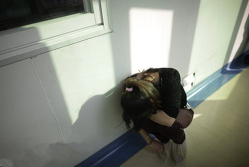 七个月宝宝呕吐但不哭不闹正常吗,7个月婴儿突然呕吐严重怎么办