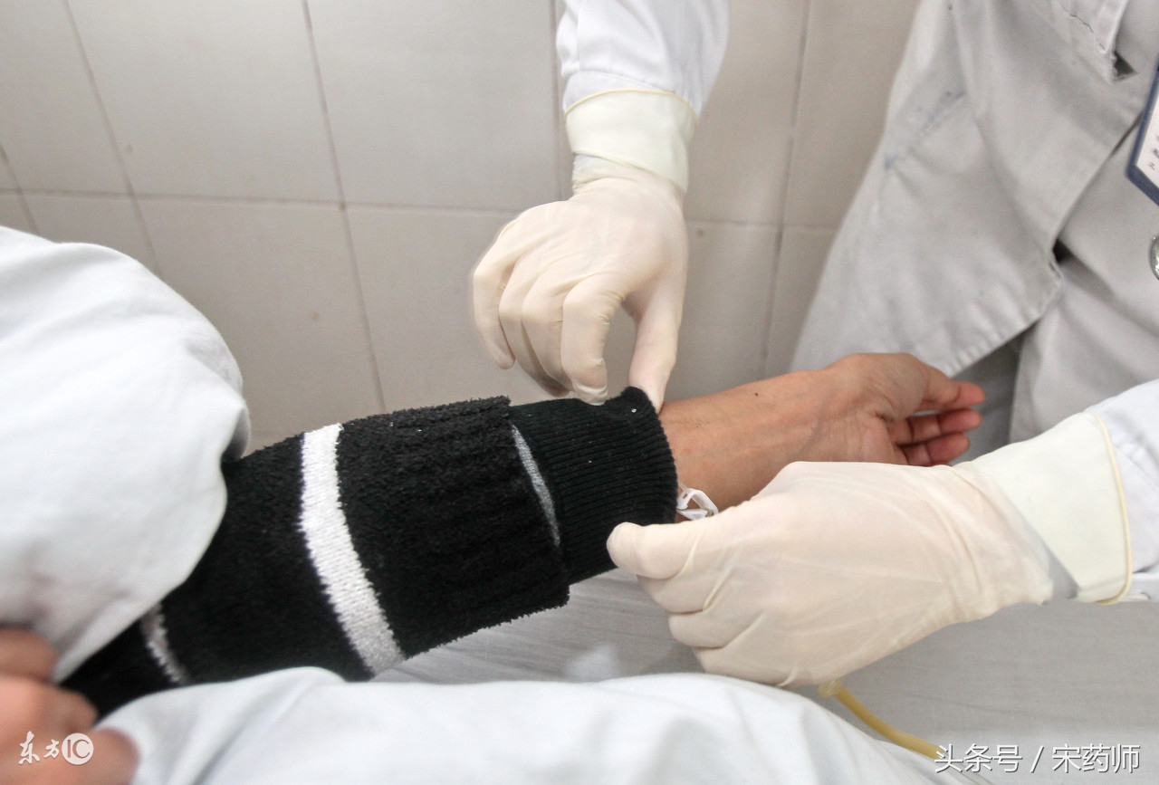 如何抢救服用*眠药安**自杀的患者？