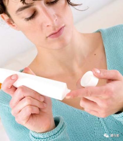 痘痘消不下去的原因,痘痘冒白点就是挤不出来