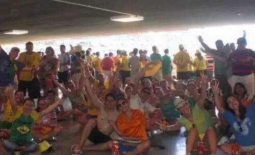 巴西球迷怒砸电视,巴西队被淘汰球迷砸电视