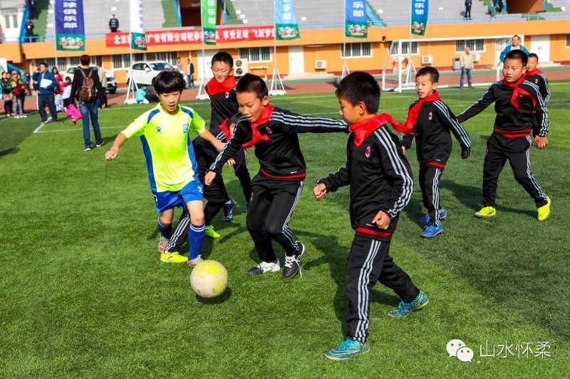 你就是球星绿茵场上呼喊着你的名字2016中科合成油怀柔首届业余足球超级联赛火热开赛，快来看看谁来了！