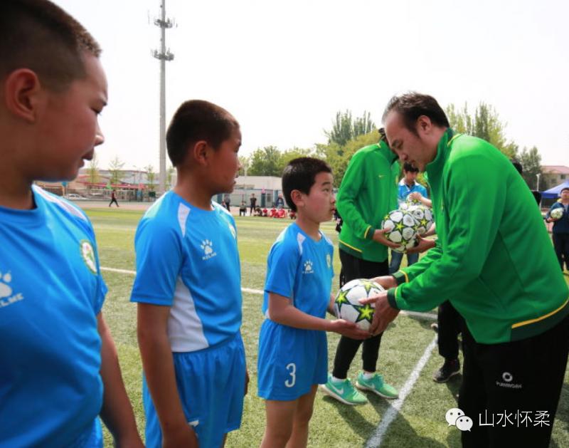 你就是球星绿茵场上呼喊着你的名字2016中科合成油怀柔首届业余足球超级联赛火热开赛，快来看看谁来了！