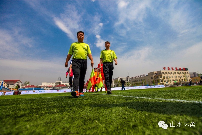 你就是球星绿茵场上呼喊着你的名字2016中科合成油怀柔首届业余足球超级联赛火热开赛，快来看看谁来了！