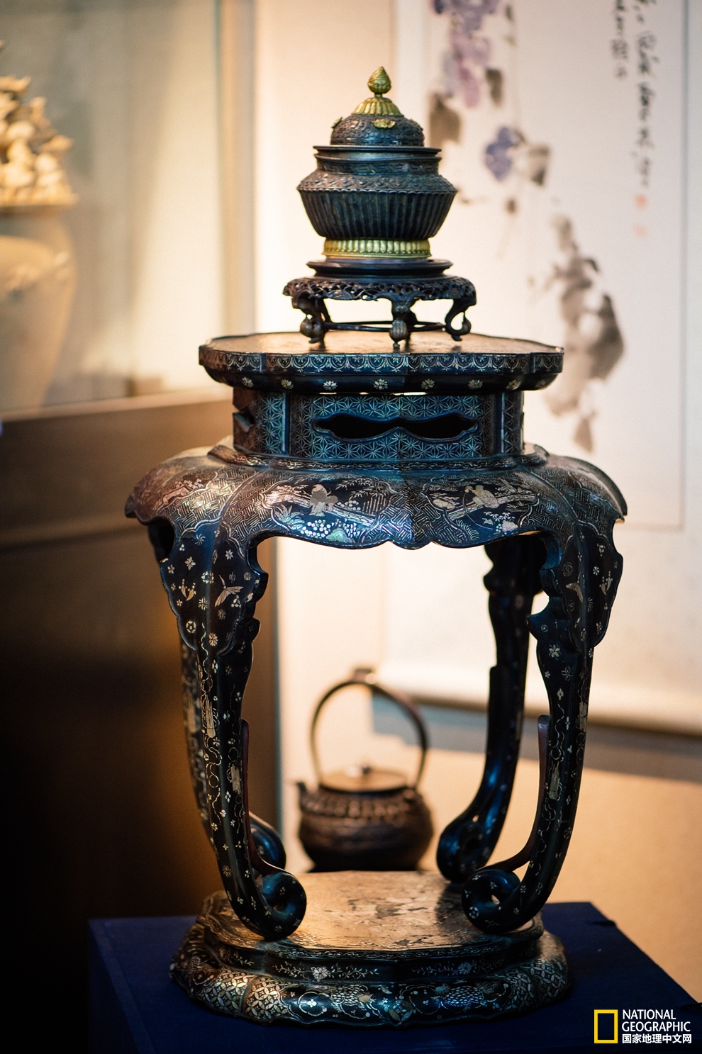 螺钿漆器之打磨,七彩斑斓的螺钿漆器