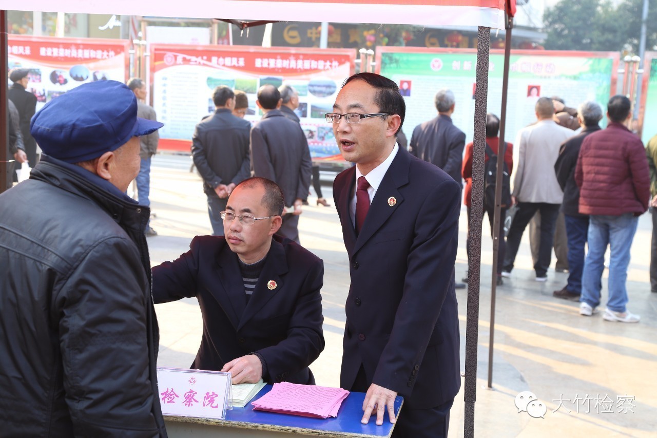 第35期图说：检察官“男神”----足球场上的英姿