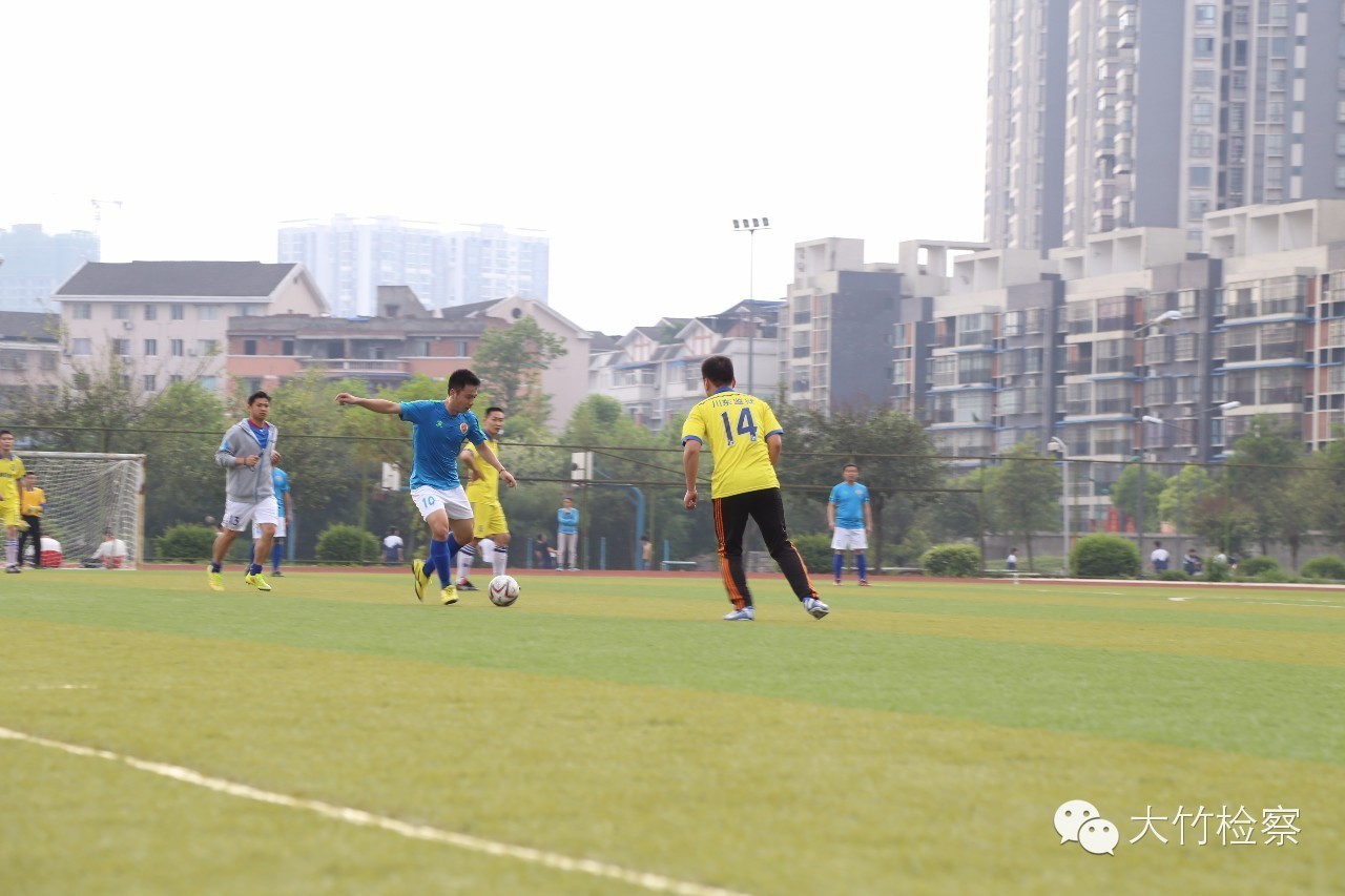 第35期图说：检察官“男神”----足球场上的英姿