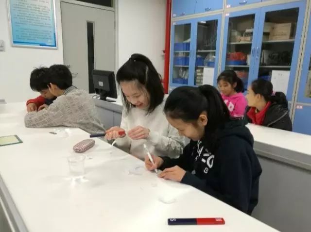 「缤纷社团·小实验大科学易简社」迷路了怎么办？自制一个浮水指南针