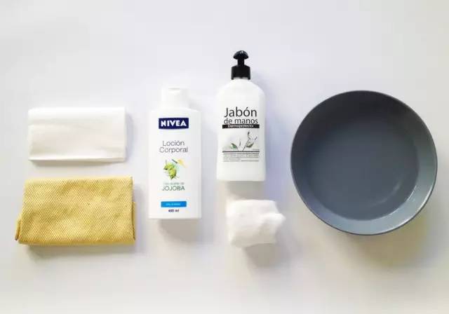 她拿这个擦一擦包包，立马变得和新的一样！