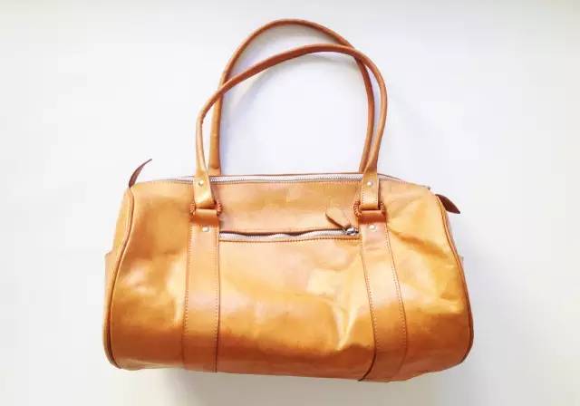 她拿这个擦一擦包包，立马变得和新的一样！