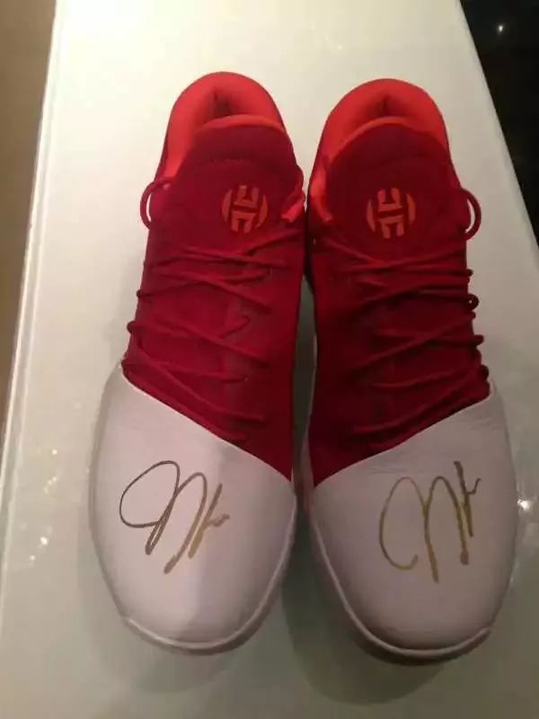 “后来才知道，她为什么送了我一双绿色的NikeSB”