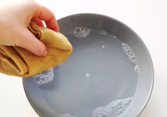 她拿这个擦一擦包包，立马变得和新的一样！