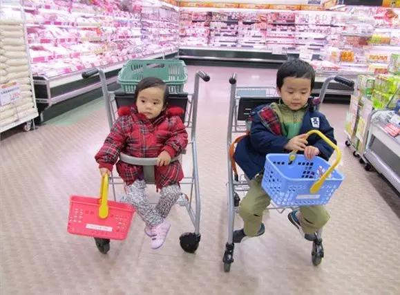 日本麻麻是这样带baby出门的...中国宝妈太羡慕！