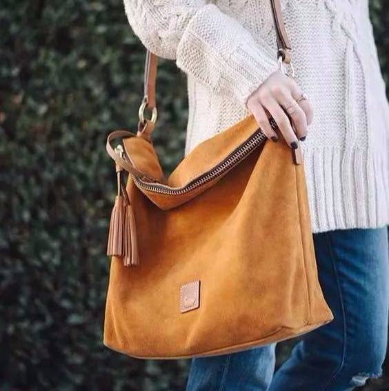 她拿这个擦一擦包包，立马变得和新的一样！