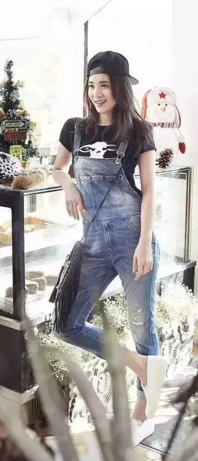 高圆圆和杨幂同穿绿色的裙子,杨幂高圆圆穿毛衣