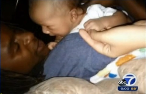 宝宝哭闹不休怎么办？爸爸咬掉儿子的鼻子