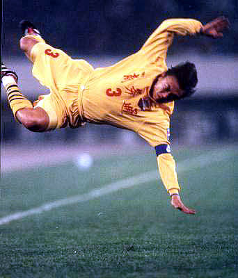 足球江湖最后的大佬，为小弟出头被刀砍，42岁单挑范大将军