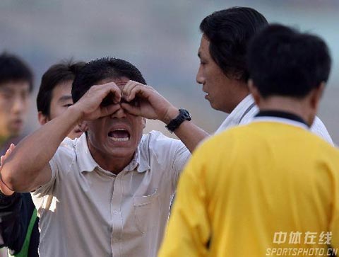 他训斥中国不职业球员，暗批老板“言而无信”，但深受球迷喜爱