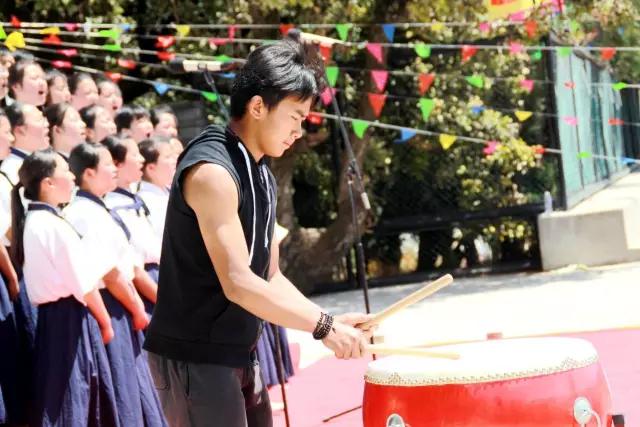 昨天，丽江这所学校激情四溢、尖叫连连，在干啥？