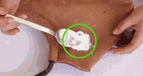 她拿这个擦一擦包包，立马变得和新的一样！