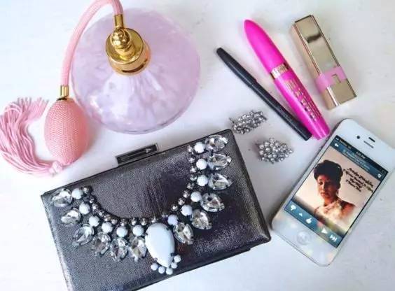 她拿这个擦一擦包包，立马变得和新的一样！