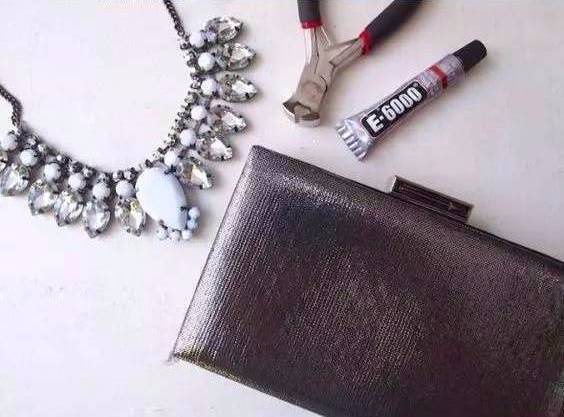 她拿这个擦一擦包包，立马变得和新的一样！