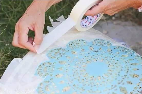 她拿这个擦一擦包包，立马变得和新的一样！