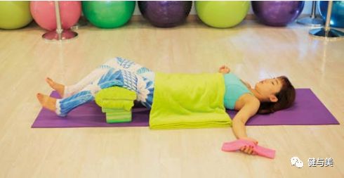 四个瑜伽动作,瑜伽的平衡体式对身体的好处