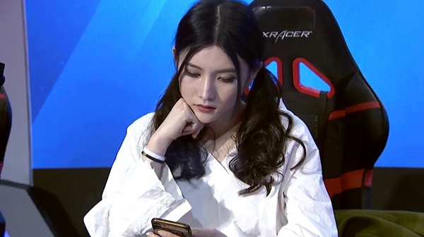 电子竞技靠实力,国服第一韩信辅助小姐姐