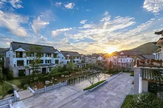 警惕：特色小镇建设应因地制宜量力而行，避免一哄而上造成烂尾工程