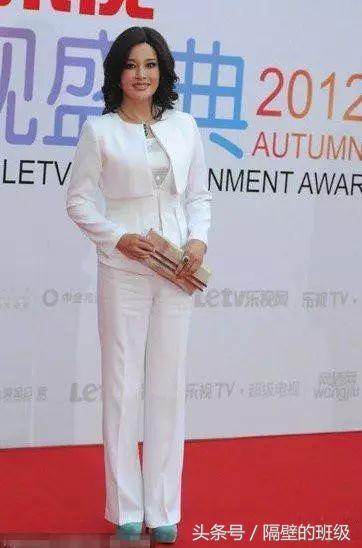 刘晓庆羽绒服穿搭,刘晓庆黑色羽绒服