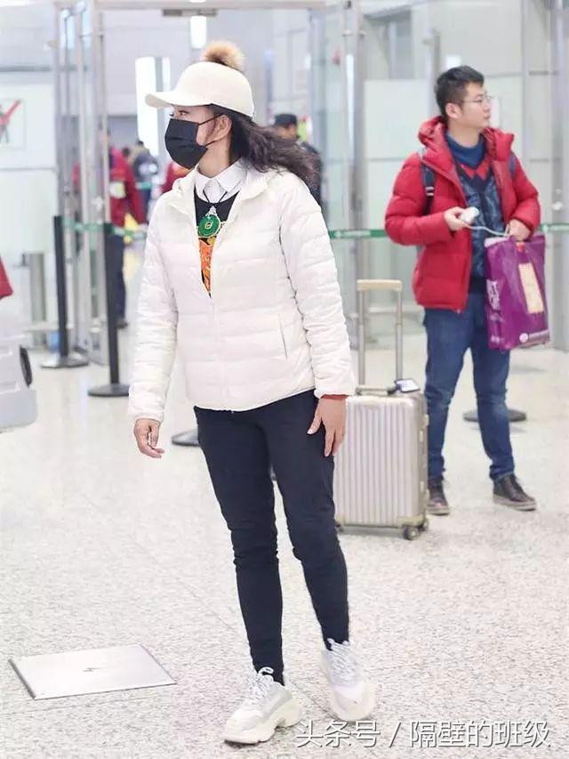 刘晓庆羽绒服穿搭,刘晓庆黑色羽绒服