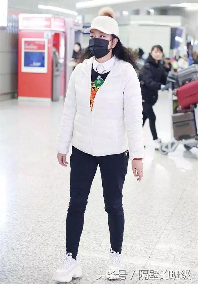 刘晓庆羽绒服穿搭,刘晓庆黑色羽绒服