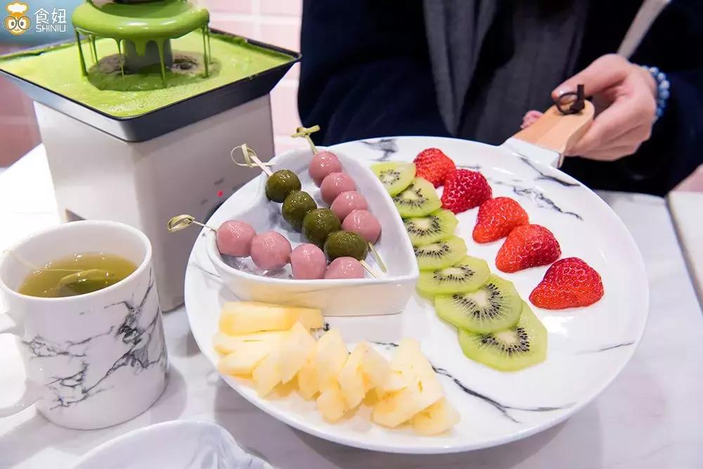 别等下课了，现在就带你去吃抹茶火锅