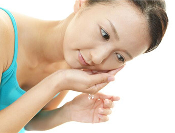 30岁皮肤暗黄毛孔粗用什么护肤品,脸上黑头越来越多毛孔又粗怎么办