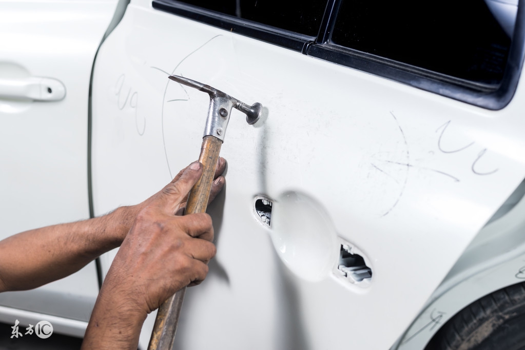 汽车的车门被刮凹进去了怎么解决,买车磕碰