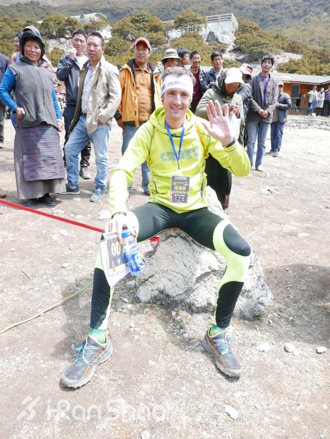 亚丁的三座神山,一群人稻城亚丁风景视频