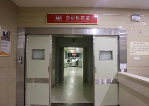 七个月宝宝呕吐但不哭不闹正常吗,7个月婴儿突然呕吐严重怎么办