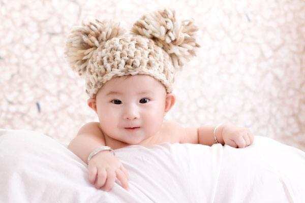 小孩冬天白天睡觉衣服脱不脱,四个月宝宝冬天穿什么衣服睡觉