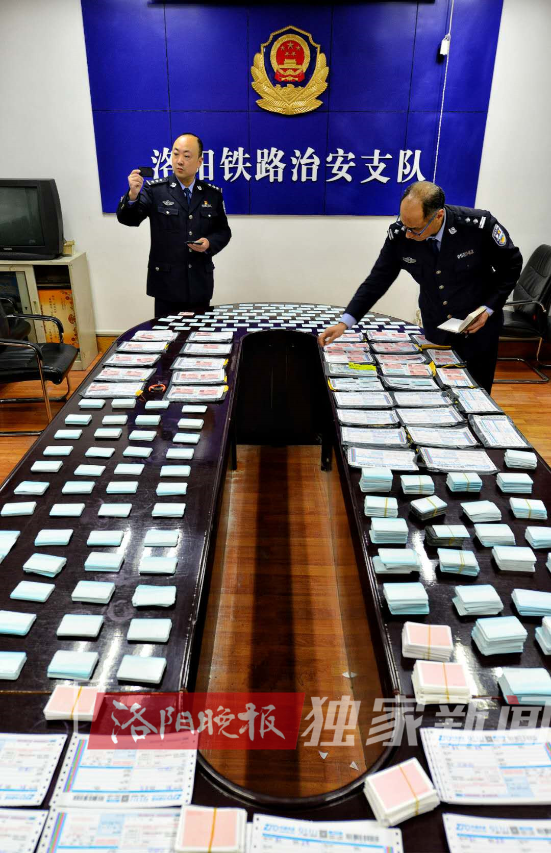 兄弟俩“私人订制”火车票，6000余张假票满满摆一桌