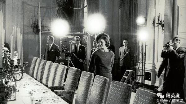 嫁给总统却目睹丈夫被杀，嫁给首富再度守寡，涅槃后的她更传奇