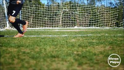 100个足球过人技巧教学,足球运球过人的方法及技巧