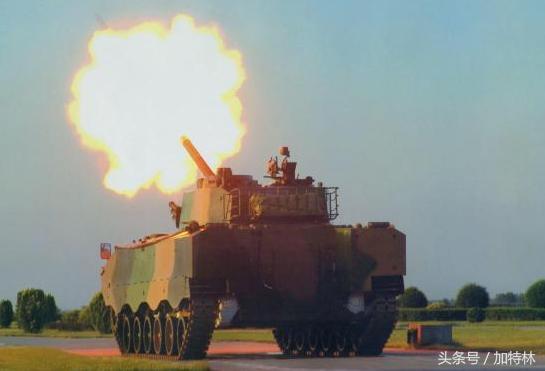 中国装甲战车路上行驶,中国装甲车过泥潭