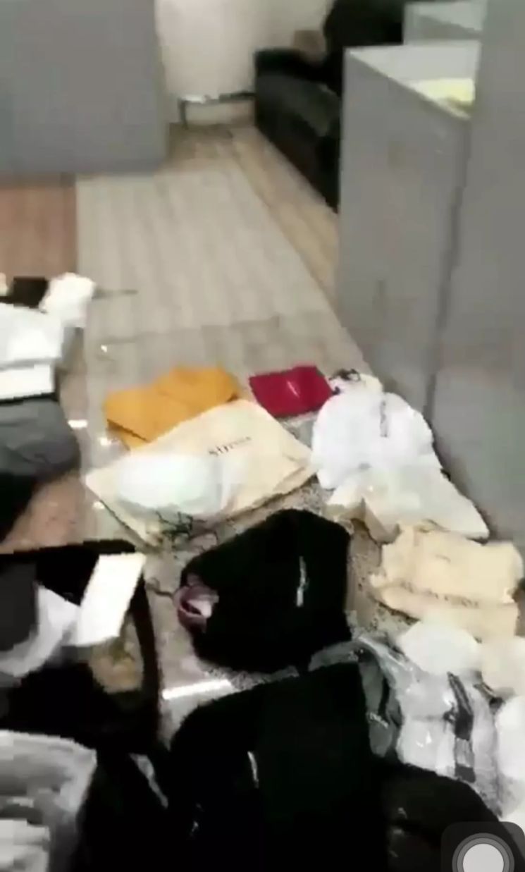 某人肉代购在上海机场被税21万！大半年全！白！干！