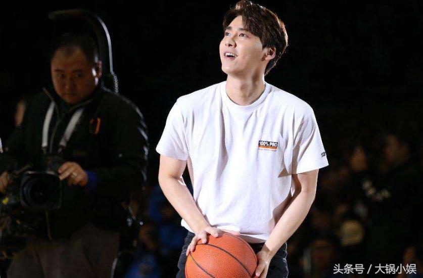 打篮球投篮的帅气时刻,李易峰三分投篮
