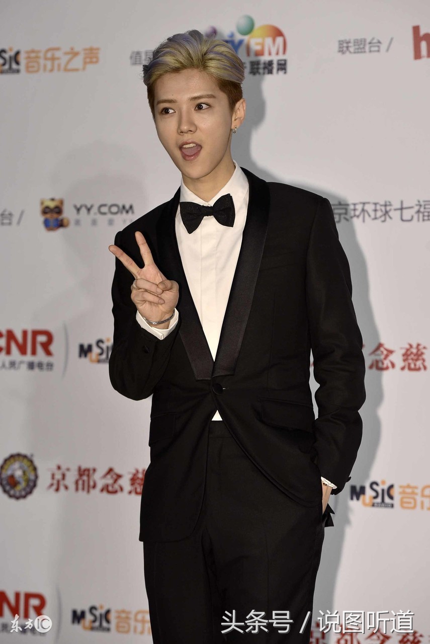 摄影师抢了英国首相嘴里的香烟，抢完还没跑