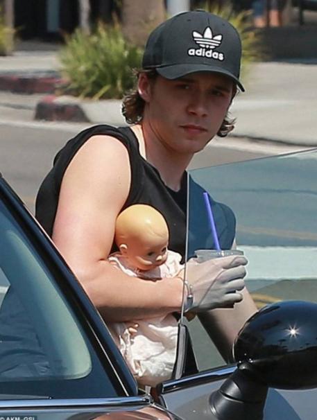 布鲁克林给小七准备的礼物,布鲁克林抱小七小时候